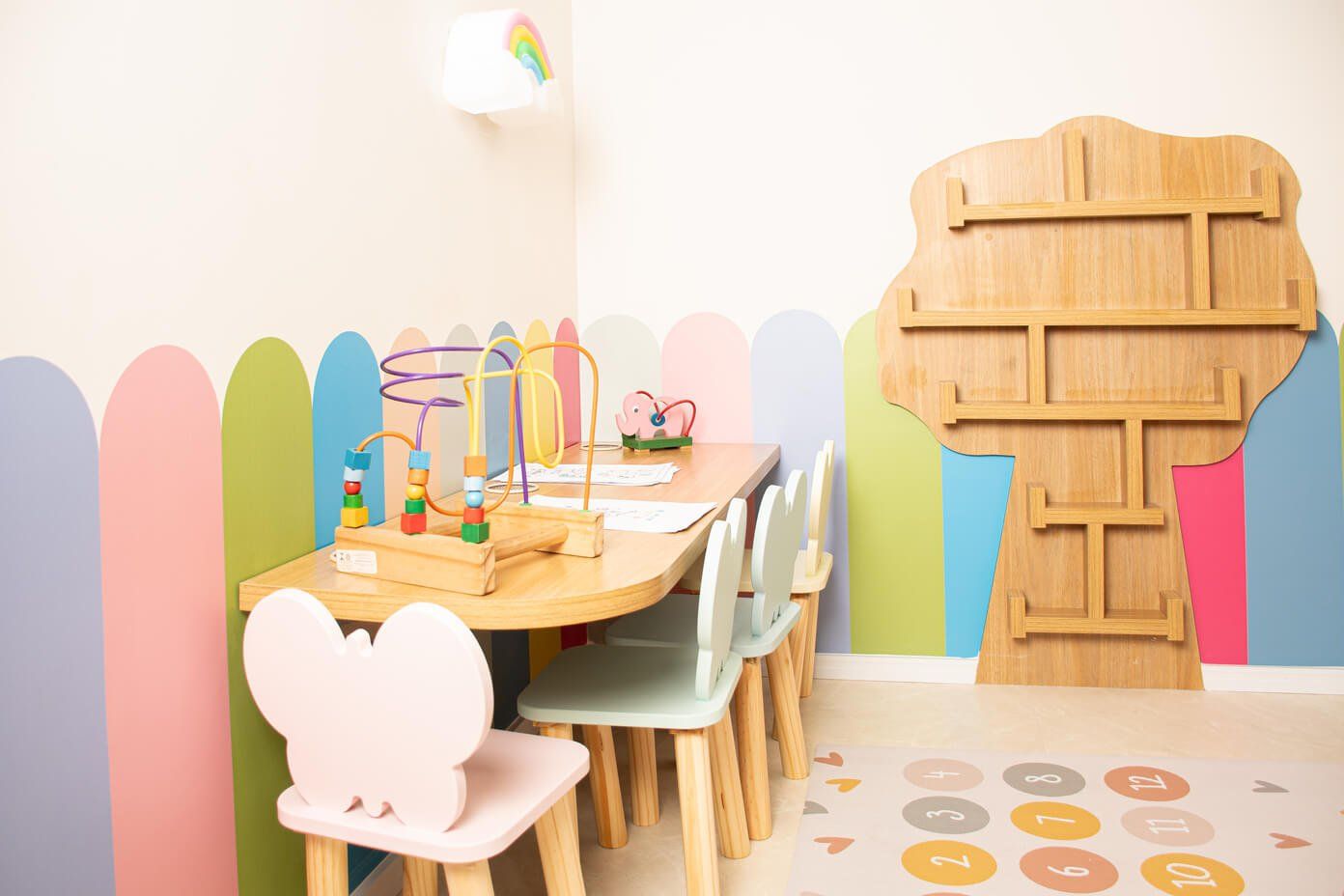 Imagem de um espa&ccedil;o infantil colorindo com mesa e cadeiras para atividades