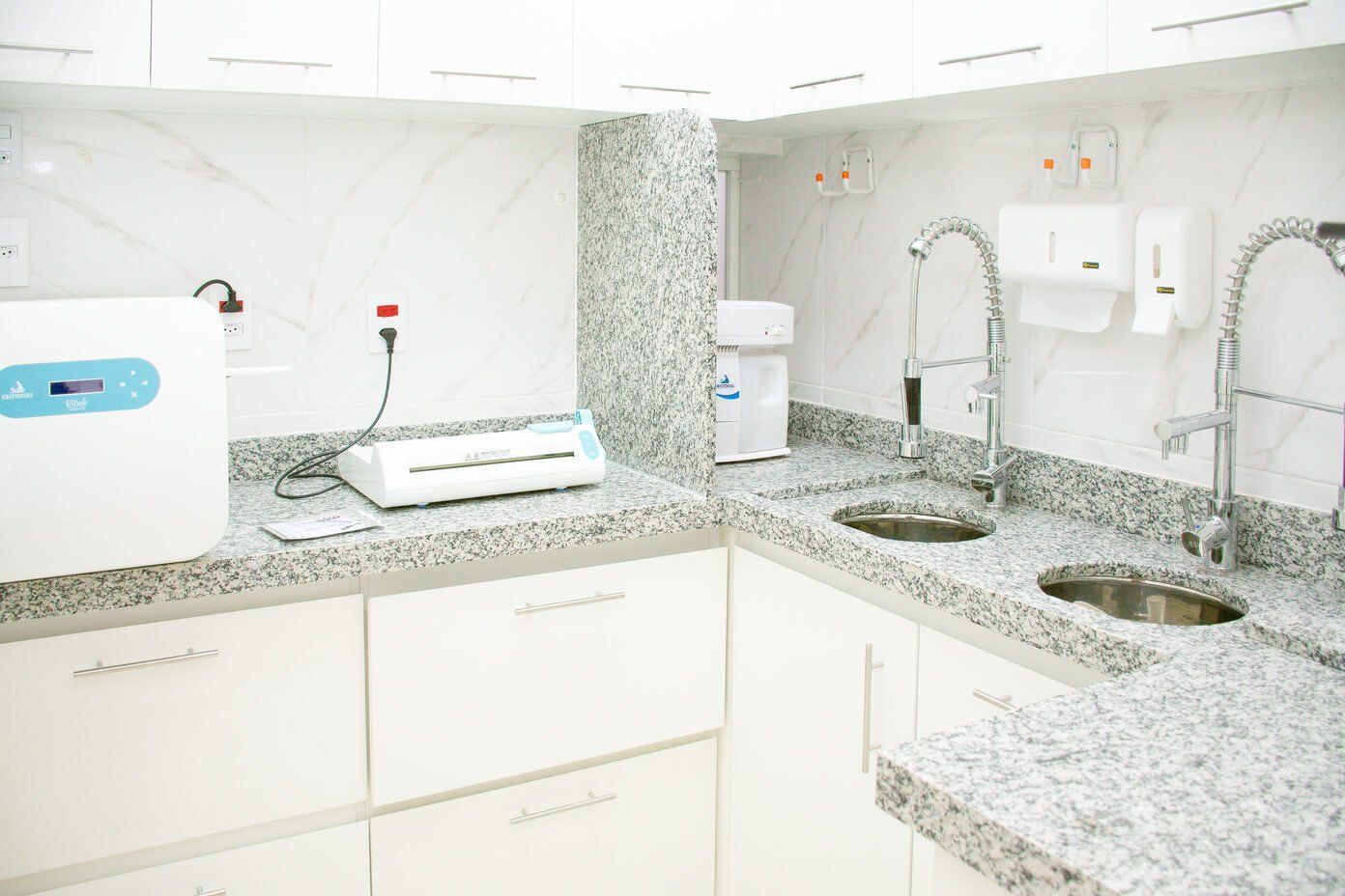 imagem do espa&ccedil;o de higiene do consultorio limpo e organizado