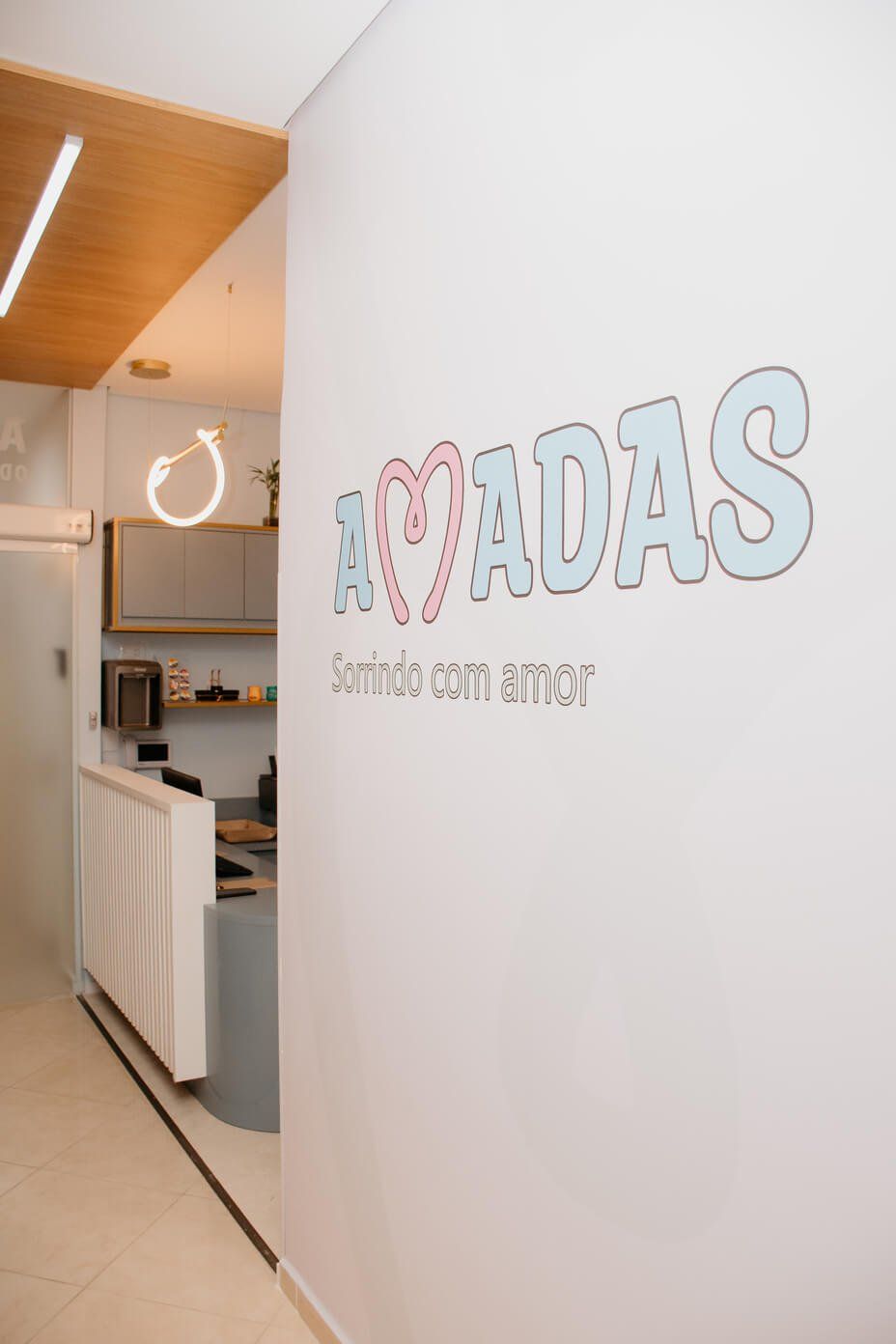 imagem da logo do consultorio na parede da clinica