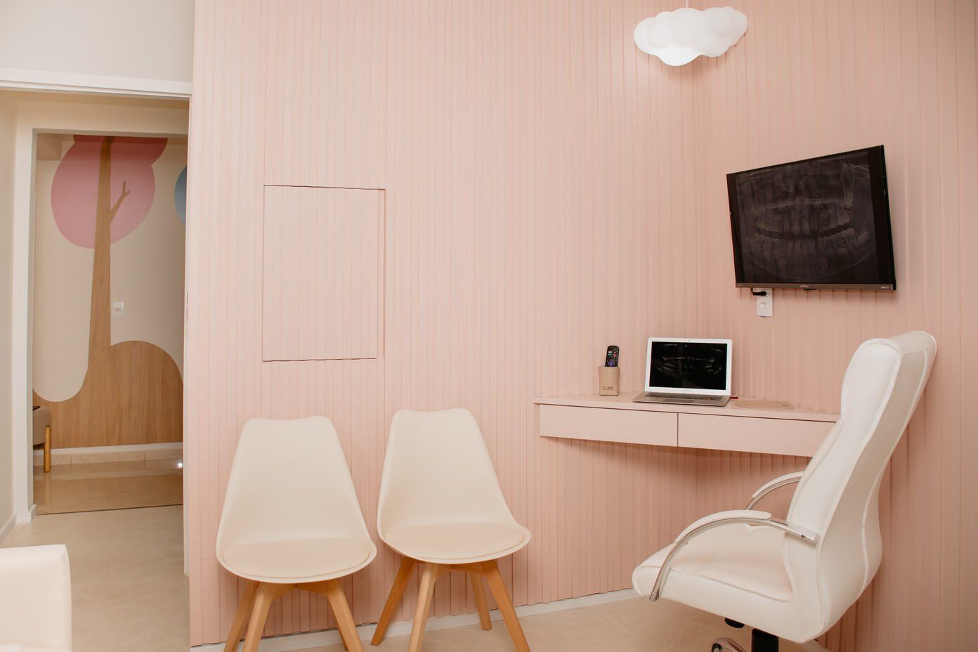 imagem da sala de espera com cadeiras e televis&atilde;o